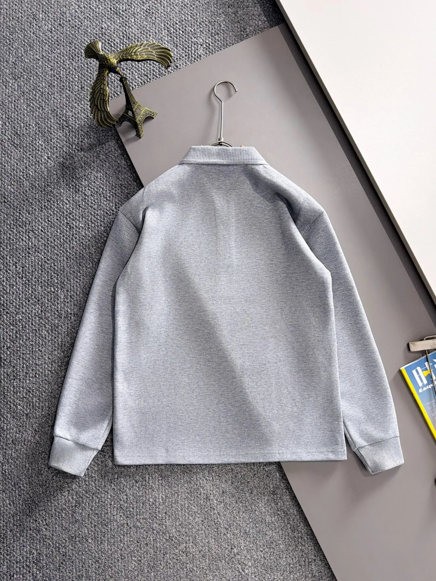 Paris 2026 long-sleeved sweatshirts for men and women, Same Style, many stars, Same Style, top Original version, feel free to compare🆚The fabric is custom-dyed, lightly sprayed and distressed, the fabric, material, and details are consistent with the original, using special cotton and linen fabrics. The cost of the fabric is extremely expensive. It is twice as expensive as pure cotton materials, no expense is spared just to do better. Three standards are complete. The comparison between non-market products and my fabrics is very different, only the top version! Size: M-4XL